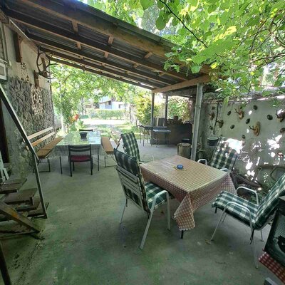 Stolovi i stolice u letnjoj bašti na čardi Apatin