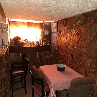 Kotlić na stolu i stolice u čardi Kućerak kod Strike